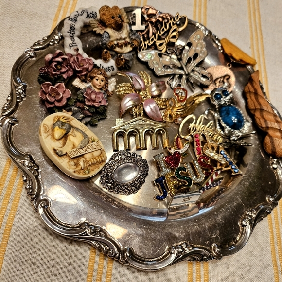 Jewelry - Brooches Lot of 19